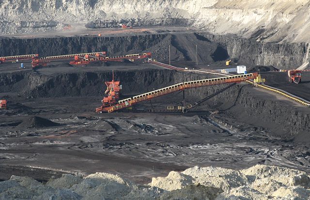 https://upload.wikimedia.org/wikipedia/commons/thumb/a/ab/Surface_coal_mine_detail%2C_Gillette%2C_Wyoming.jpg/640px-Surface_coal_mine_detail%2C_Gillette%2C_Wyoming.jpg