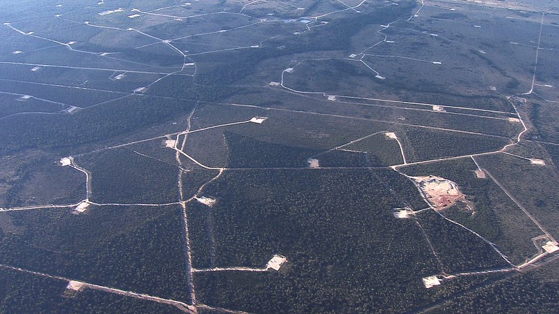 Coal seam gas wells in Queensland. The Tipton West Central Gas Processing Facility processes coal seam methane from Queensland’s Surat Basin. Credit: Lock the Gate.