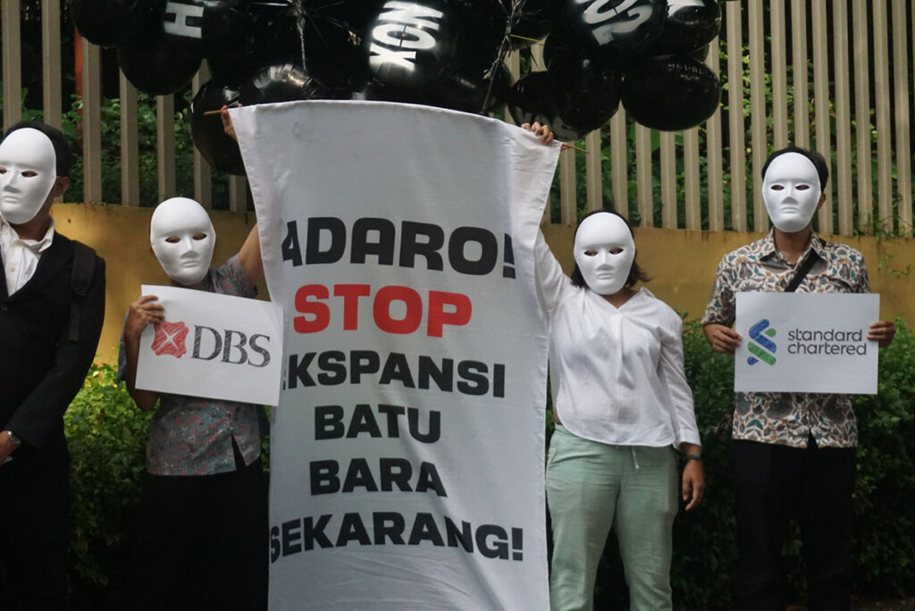 Environmental activists highlighted financial institutions that have ditched Adaro (photo courtesy of Enter Nusantara)