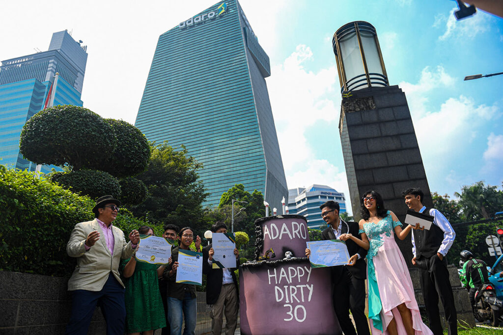 Activists staged a peaceful action to “celebrate” and handed Adaro’s Dirty 30 Bond Award (photos courtesy of Greenpeace Indonesia and Enter Nusantara).